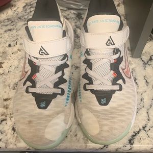 Nike Giannis girls basketball shoe size 3
